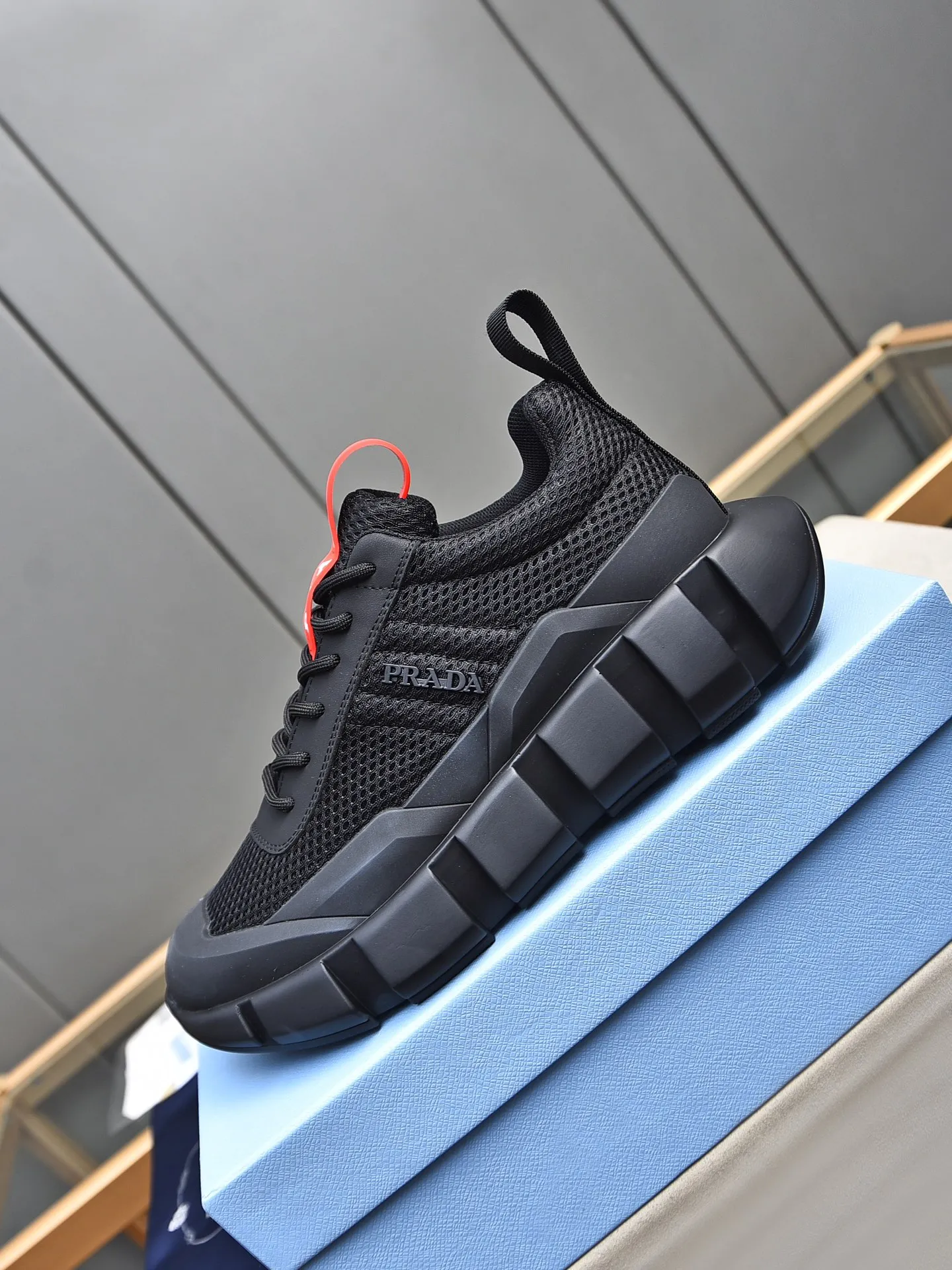 Men's shoes 💰480 PRADA/Prada men's lace-up casual sports shoes, the upper is made of cowhide leather and breathable mesh. It is soft, comfortable and breathable. The tongue is decorated with the PRADA brand letter logo. The thick rubber sole echoes the red label tongue. The style is fashionable and generous. The details are carefully crafted. A casual sports shoe with a super fashionable look on the foot. Excellent breathability!  Size: 38-44 (45 46 customized)